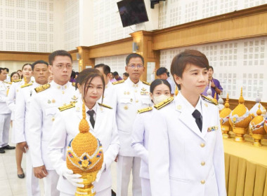 นำวางพานพุ่มและจุดเทียนถวายพระพรชัยมงคล เฉลิมพระเกียรติ พารามิเตอร์รูปภาพ 4