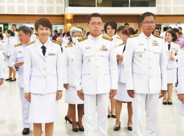 นำวางพานพุ่มและจุดเทียนถวายพระพรชัยมงคล เฉลิมพระเกียรติ พารามิเตอร์รูปภาพ 6